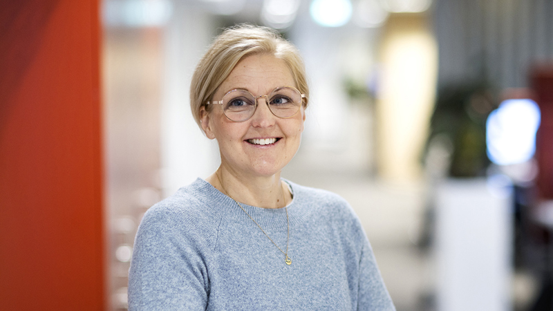 Lina Tjärnström i ett kontorslandskap