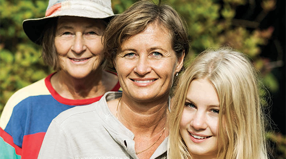 Bild på mormor, mor och dotter