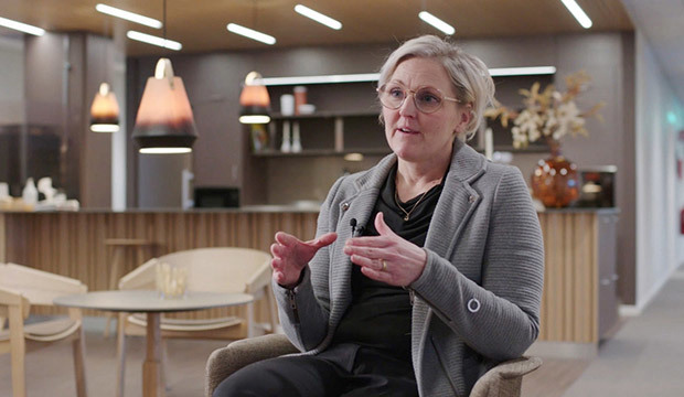 Lina Tjärnström i kontorslandskap