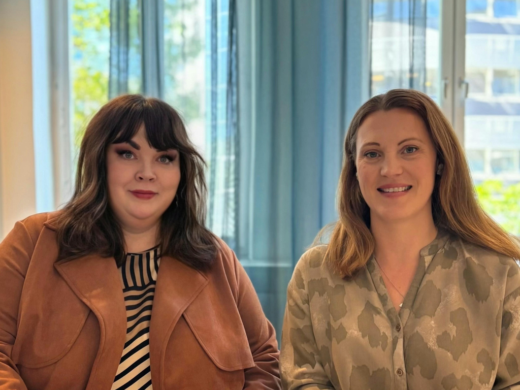Bild på Sara och Katrin.
