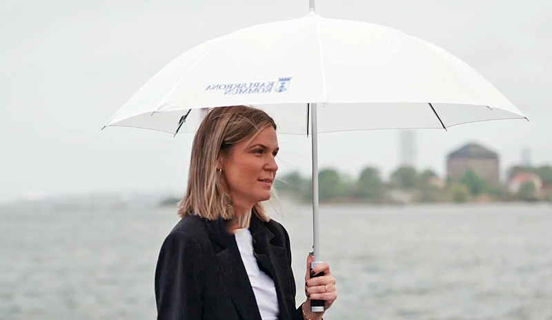 Malin Hildingsson utomhus, med paraply