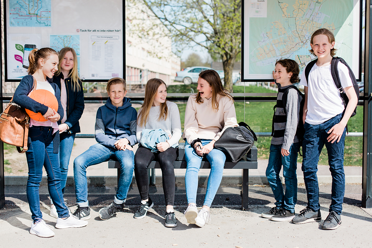 Bild som visar ungdomar i en busskur.