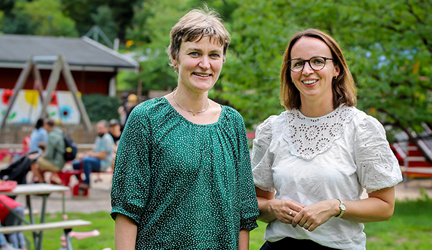 Sofia Lindstrand och Sara Birgersson utomhus