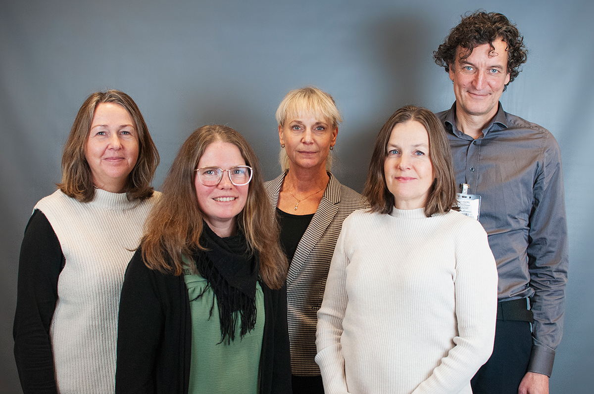 Bilden visar ett foto av Charlotte Roos och projektledare Maria Fjellfeldt, Högskolan Dalarna, samt tre av medlemmarna i projektets referensgrupp, Malin Eriksson, Umeå universitet, Johanna Nordin, MIND, samt Rickard Bracken, Suicide zero