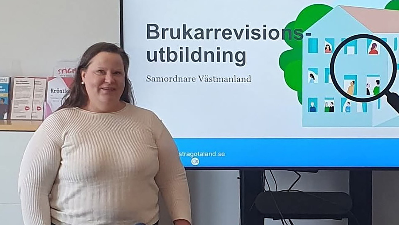 Agneta st&aring;r framf&ouml;r en sk&auml;rm med texten Brukarrevisions utbildning