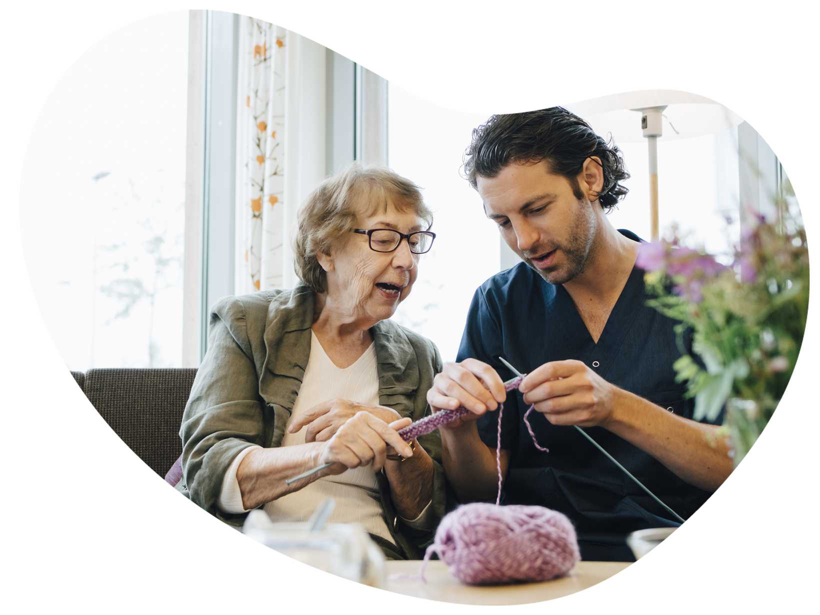 En man och en äldre kvinna stickar