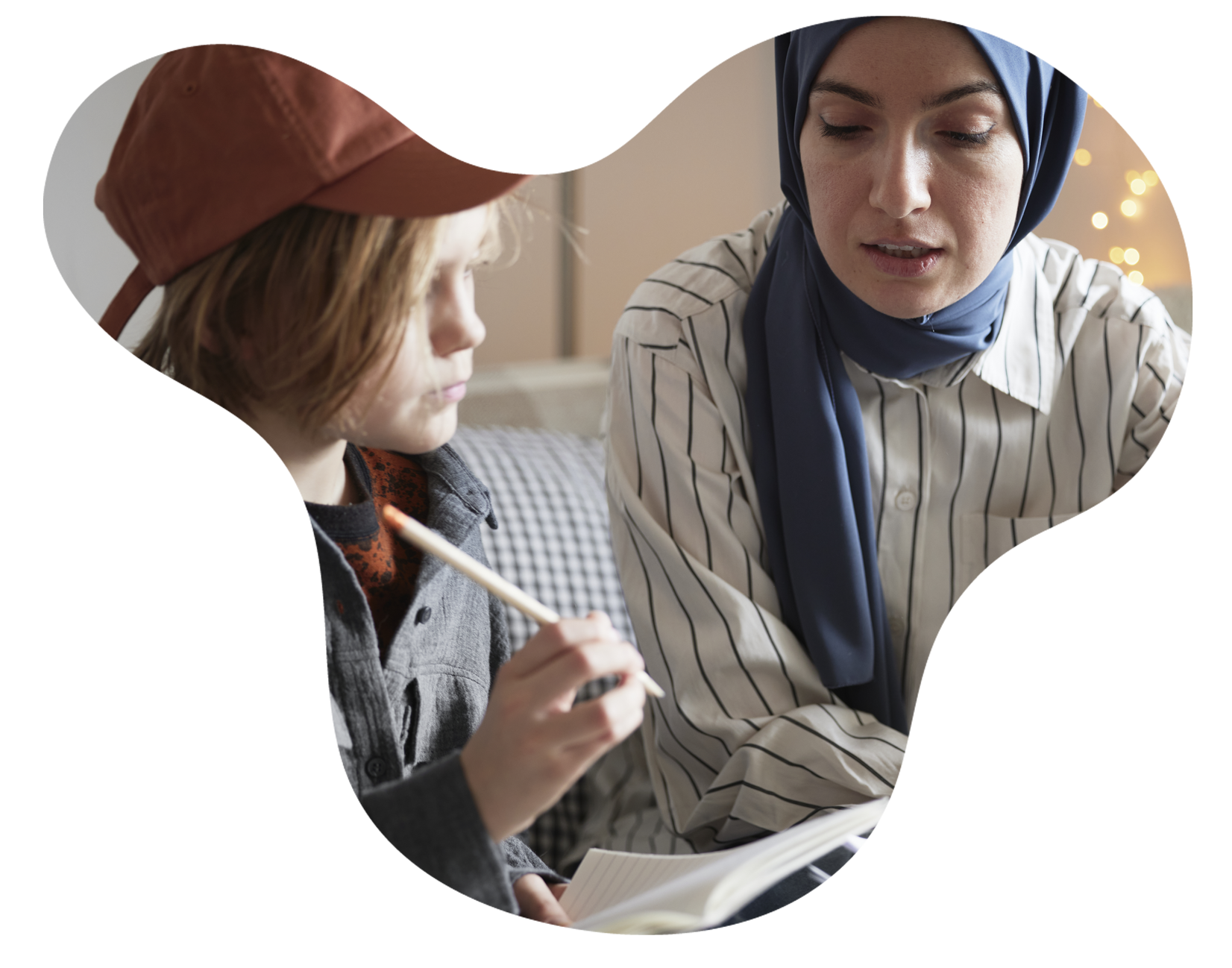 Tv&aring; kvinnor studerar, en h&aring;ller i en penna