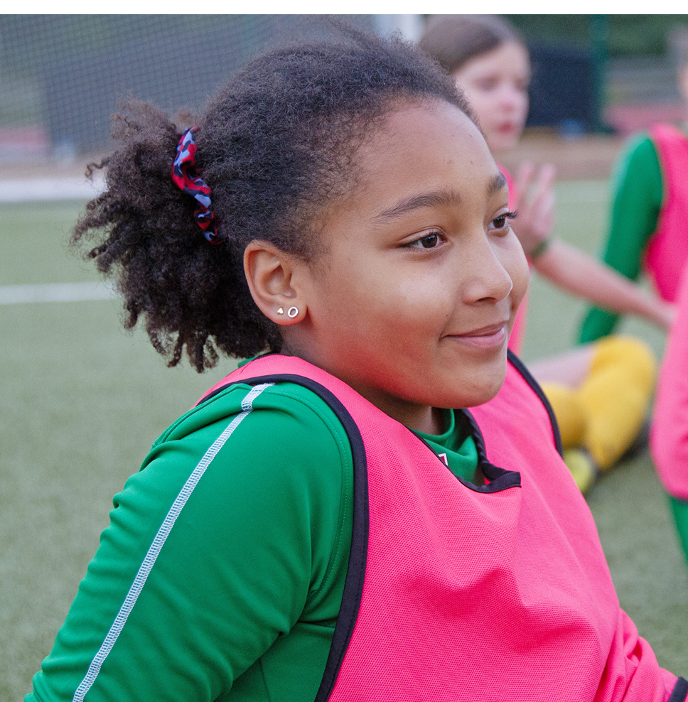 Tjej som sitter, hon har tr&auml;ningskl&auml;der p&aring; sig