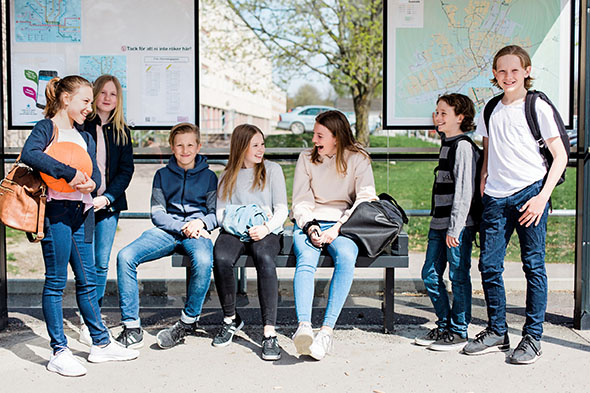 Bild som visar ungdomar i en busskur. Fotograf: Pernilla Jangendahl/Scandinav.